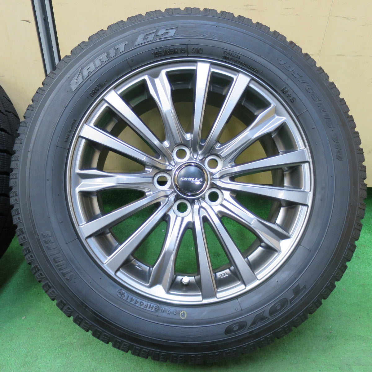 [送料無料] バリ溝！キレイ！9分★プリウス等 195/65R15 スタッドレス トーヨー ガリット G5 SIBILLA NEXT W5 シビラ 15インチ PCD100/5H★4103105イス