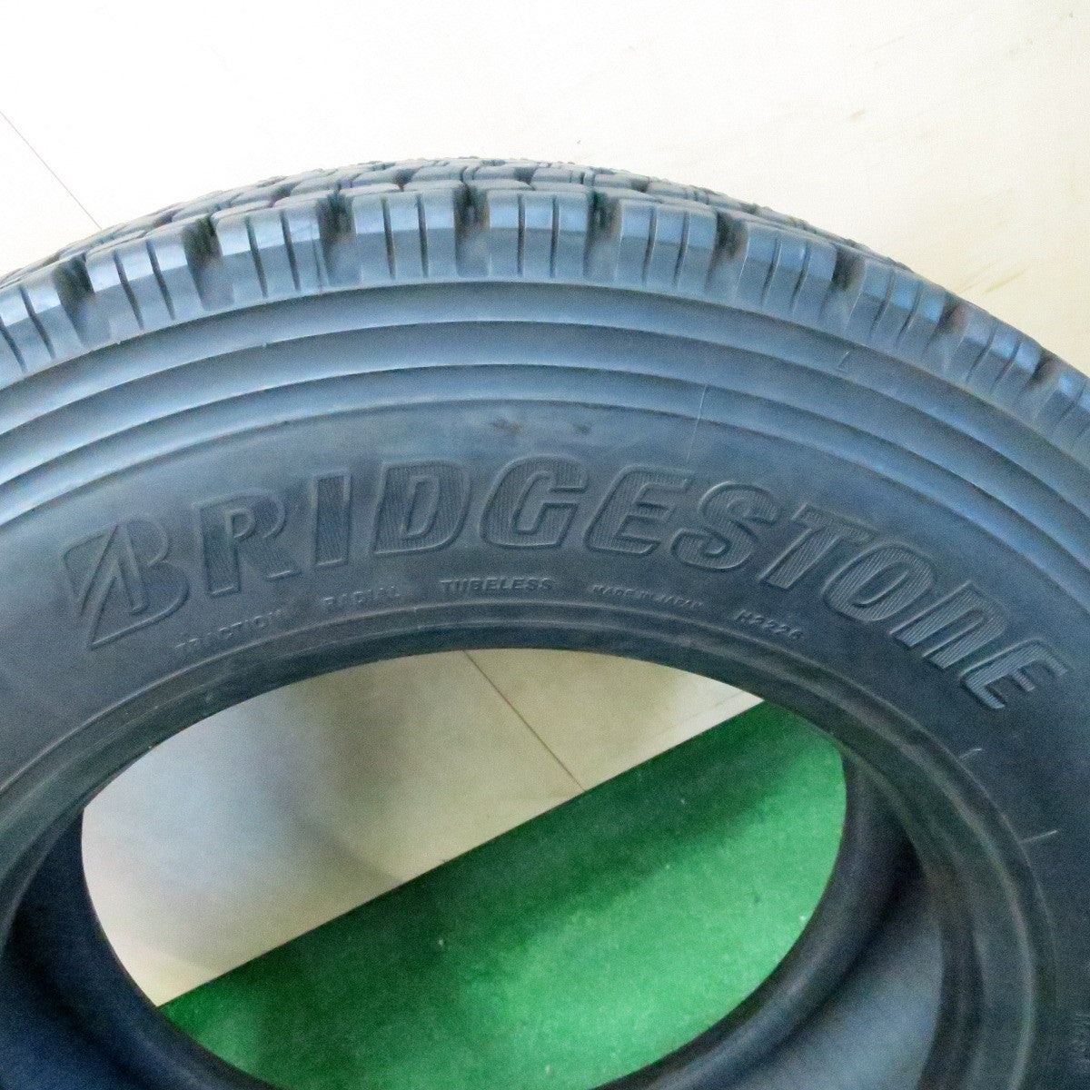 *送料無料* バリ溝！23年！9.5分★トラック タイヤ 245/70R19.5 136/134J スタッドレス ブリヂストン W999 19.5インチ★4050409ナス