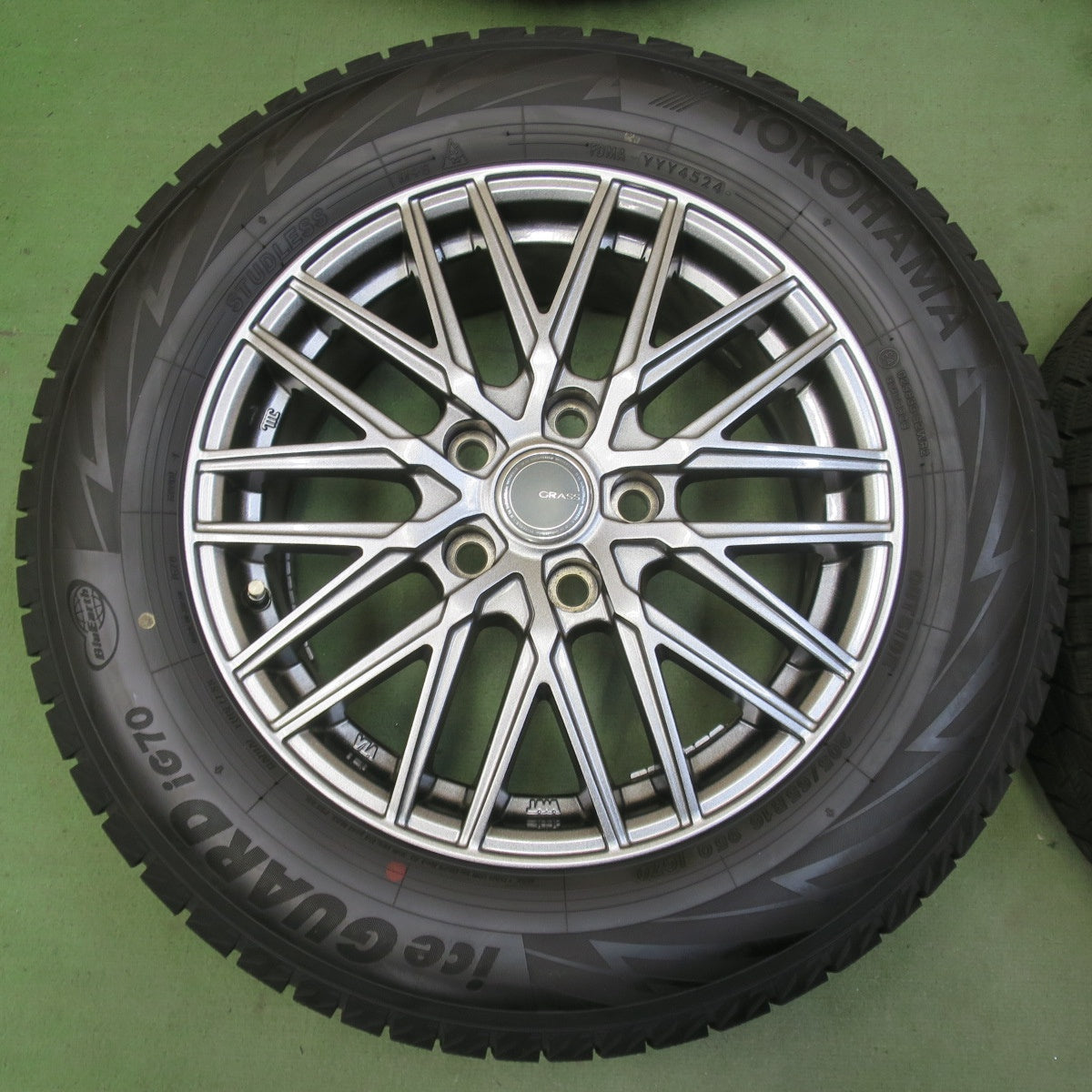バリ溝！24年！キレイ！9.5分◎スタッドレス 205/65R16 ヨコハマ アイスガード iG70 GRASS グラス 16インチ PCD114.3/5H◎6102007イス