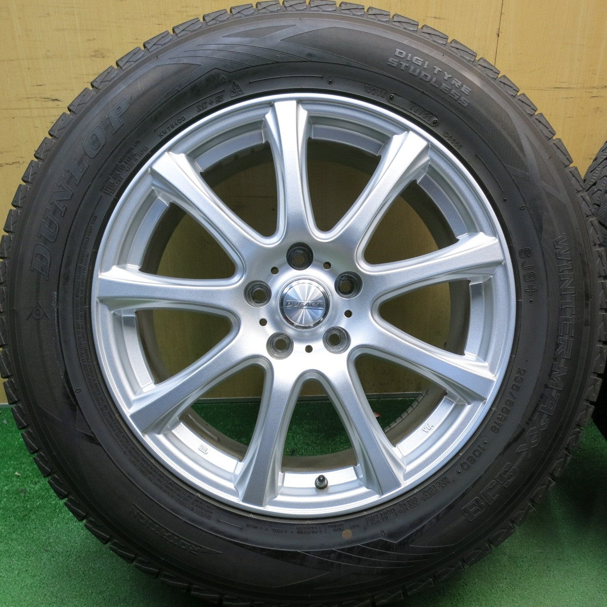 バリ溝！キレイ！9.5分★スタッドレス 235/65R18 ダンロップ ウインターマックス SJ8 DUFACT デュファクト 18インチ PCD114.3/5H★6050605HAス