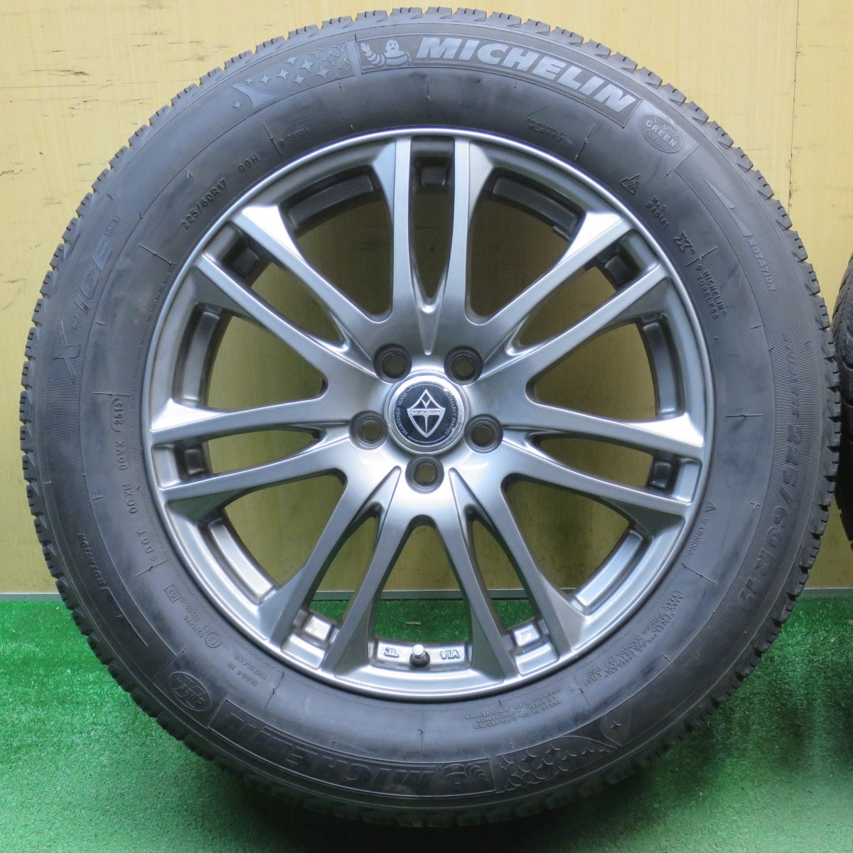 バリ溝！キレイ！9分★フォレスター 等 225/60R17 スタッドレス ミシュラン X-ICE XI3 VELVA ヴェルヴァ 17インチ PCD100/5H★6041403NJス
