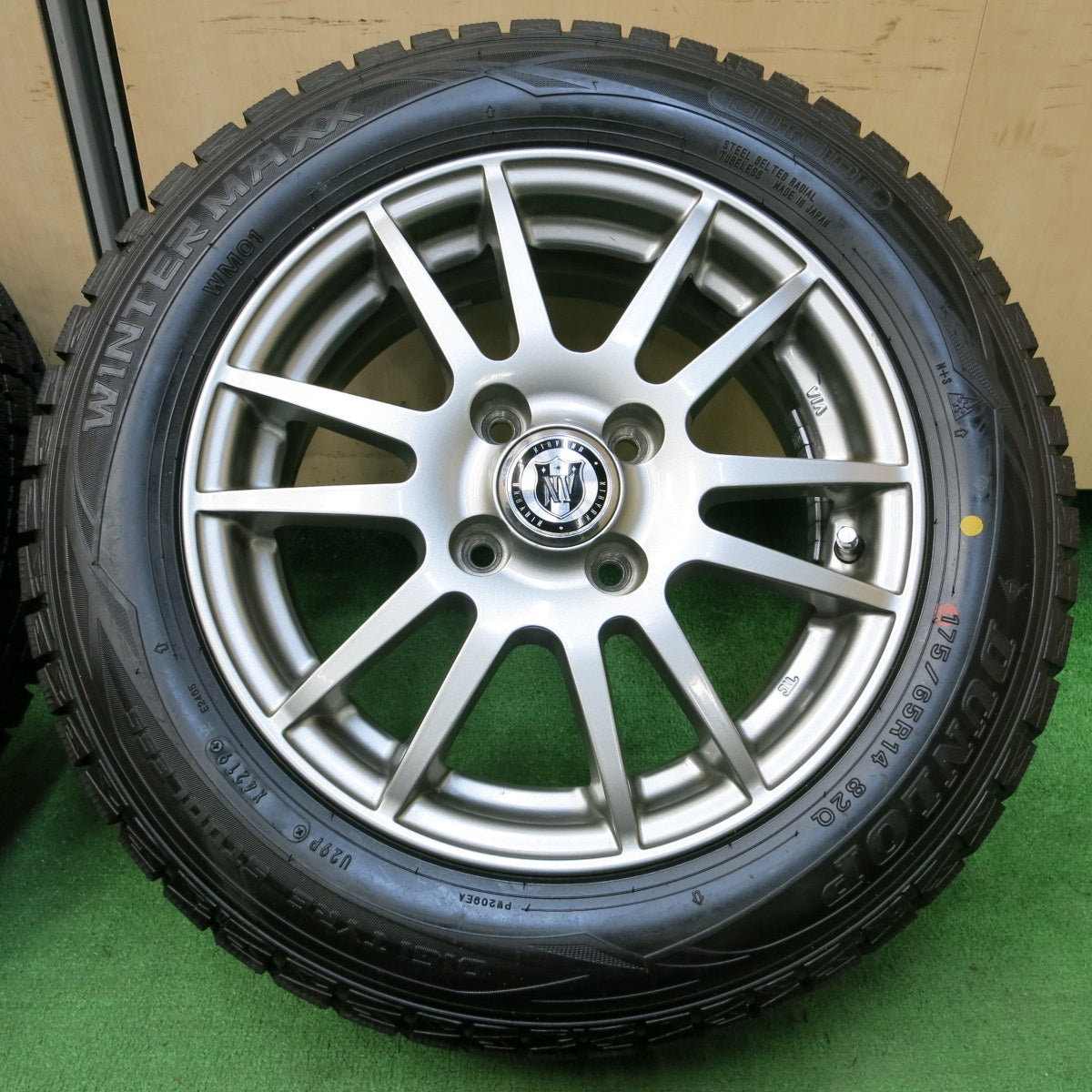 *送料無料* 超バリ溝！キレイ！ほぼ10分★スタッドレス 175/65R14 ダンロップ ウインターマックス WM01 NIRVANA NV ニルバーナ ニルヴァーナ PCD100/4H★4052007イス