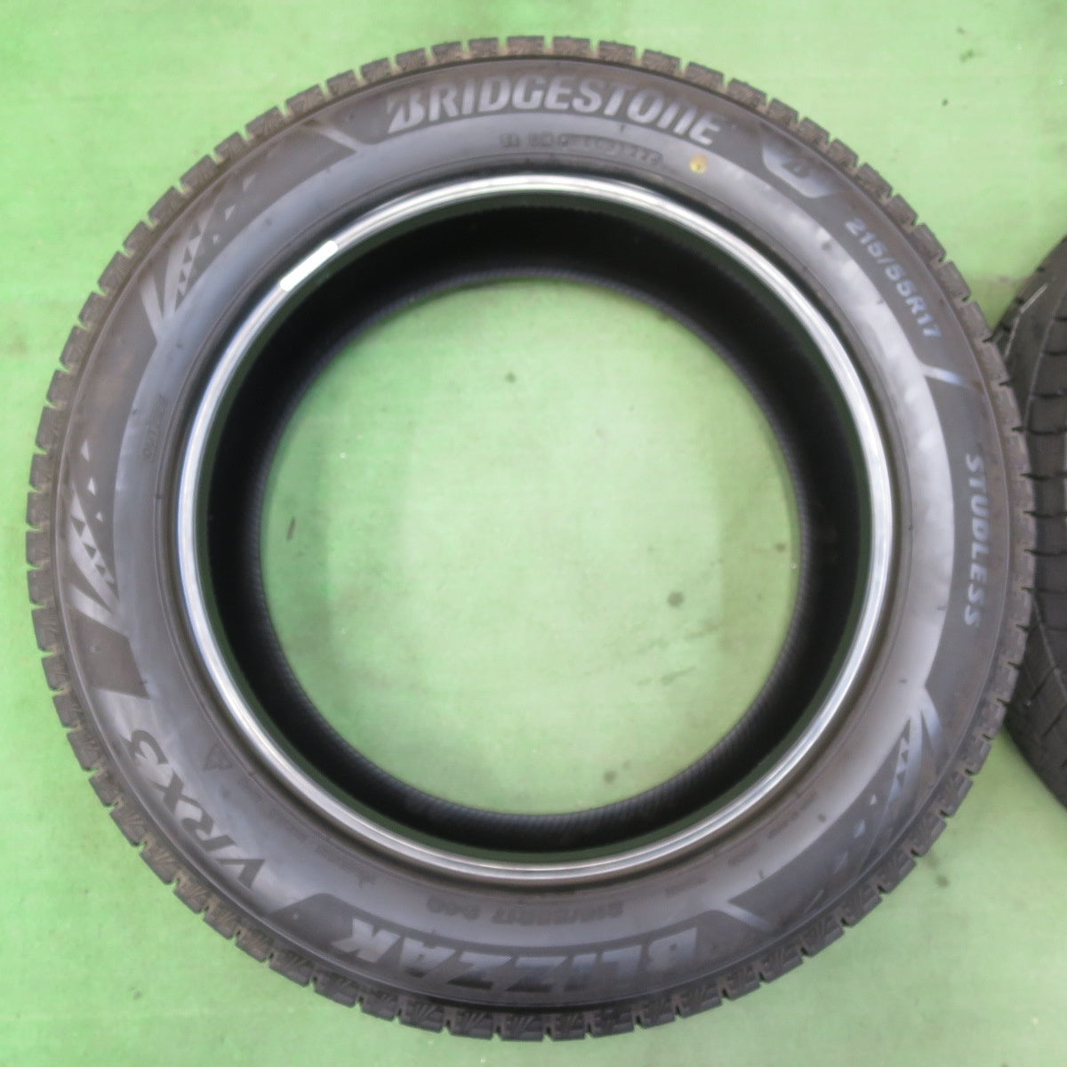 バリ溝！22年！9.5分★スタッドレス 215/55R17 ブリヂストン ブリザック VRX3 タイヤ 17インチ オデッセイ ヴェゼル エスティマ 等★5062602イスタ