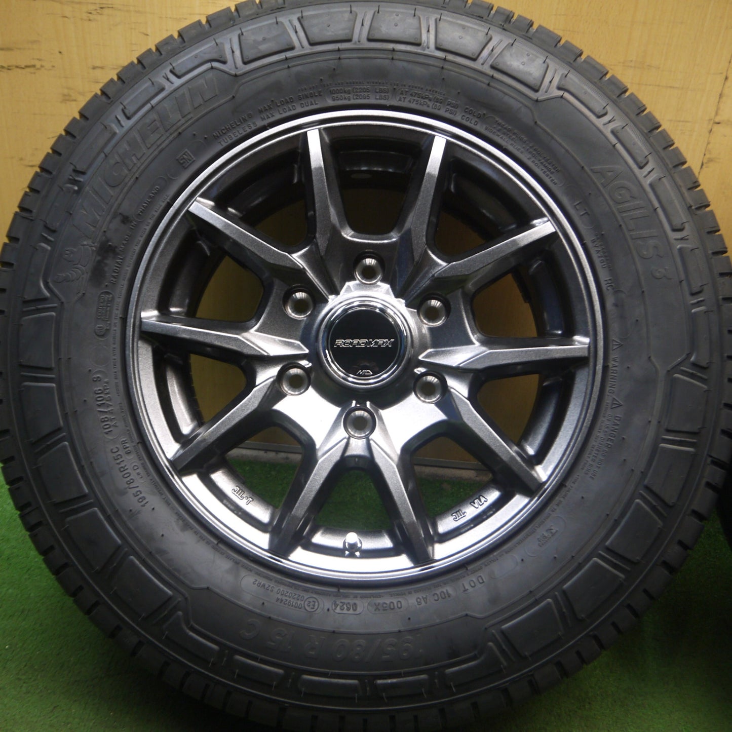 *送料無料* 未使用！24年★ハイエース等 ROADMAX MiD 195/80R15 ミシュラン AGILIS3 ロードマックス 15インチ PCD139.7/6H★4061407Hノ