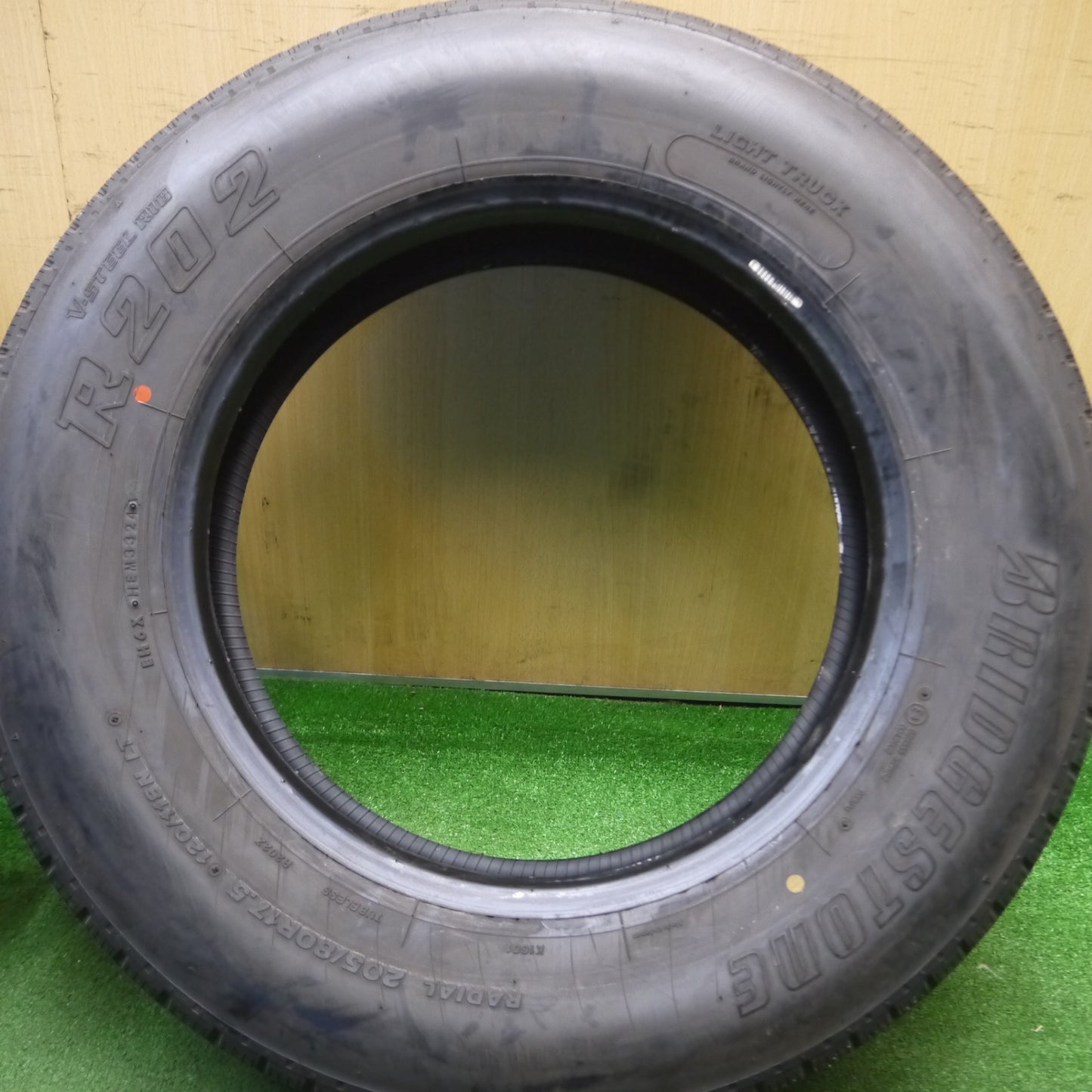 [送料無料] バリ溝！24年！9.5分★トラック タイヤ 205/80R17.5 120/118N ブリヂストン R202 17.5インチ★5013103Hノタ