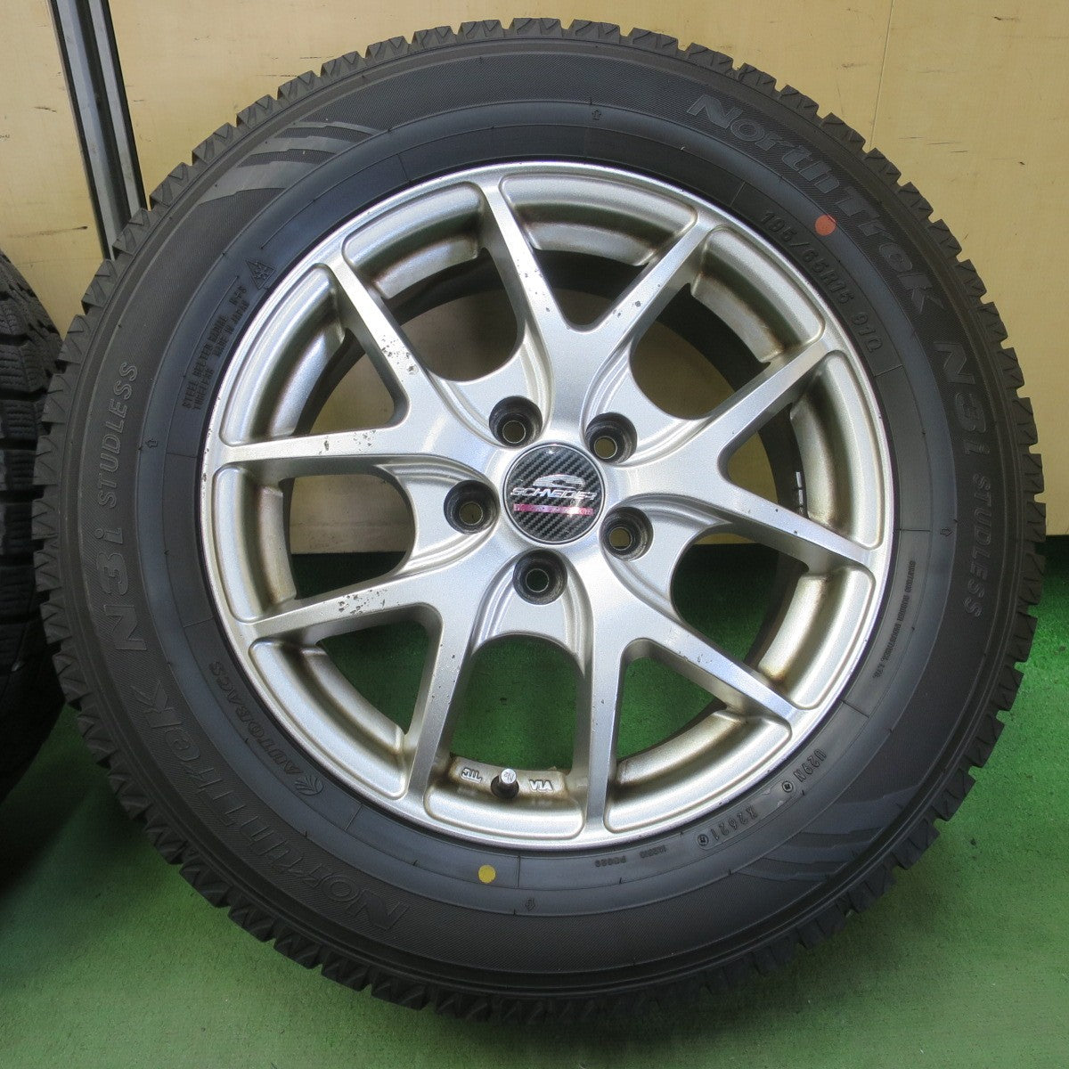 バリ溝！8.5分★プリウス 等 195/65R15 スタッドレス オートバックス ノーストレック N3i SCHNEIDER シュナイダー 15インチ PCD100/5H★6051607イス