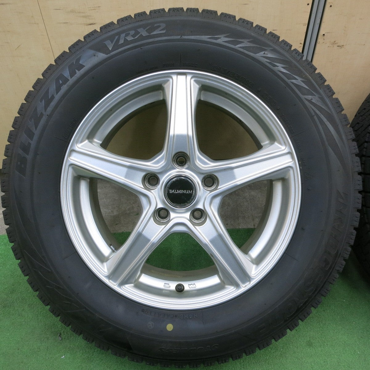 バリ溝！キレイ！9.5分☆スタッドレス 215/65R16 ブリヂストン