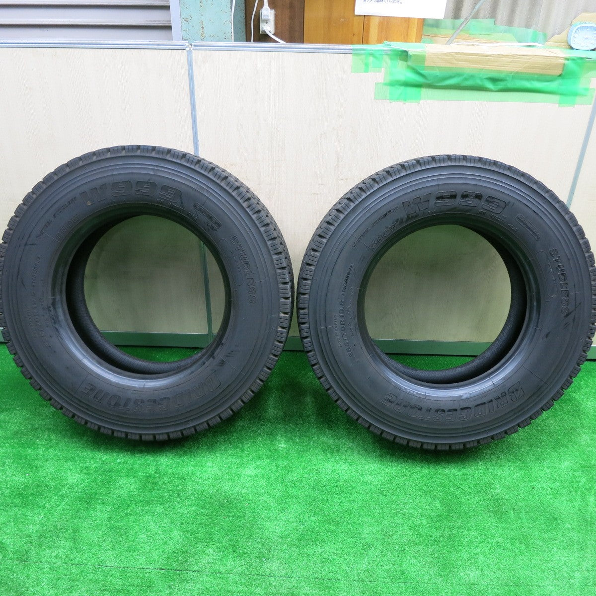 *送料無料* バリ溝！23年！9.5分★トラック タイヤ 265/70R19.5 140/138J スタッドレス ブリヂストン W999 19.5インチ★4072307HAスタ
