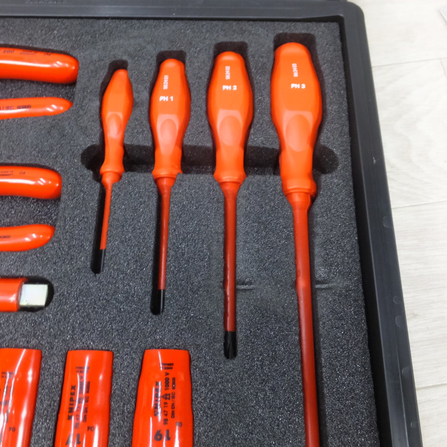 [送料無料] 美品◆クニペックス KNIPEX 絶縁 工具 セット EA640XA スパナ ペンチ ドライバー など 26個組 ケース付き◆