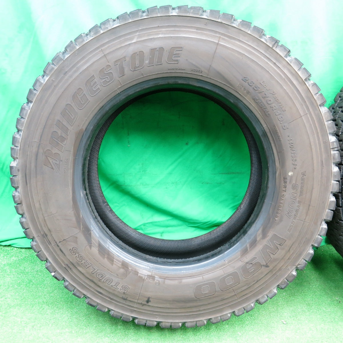 *送料無料* バリ溝！23年！9分★トラック タイヤ 265/70R19.5 140/138J スタッドレス ブリヂストン W900 19.5インチ★4042405ナスタ