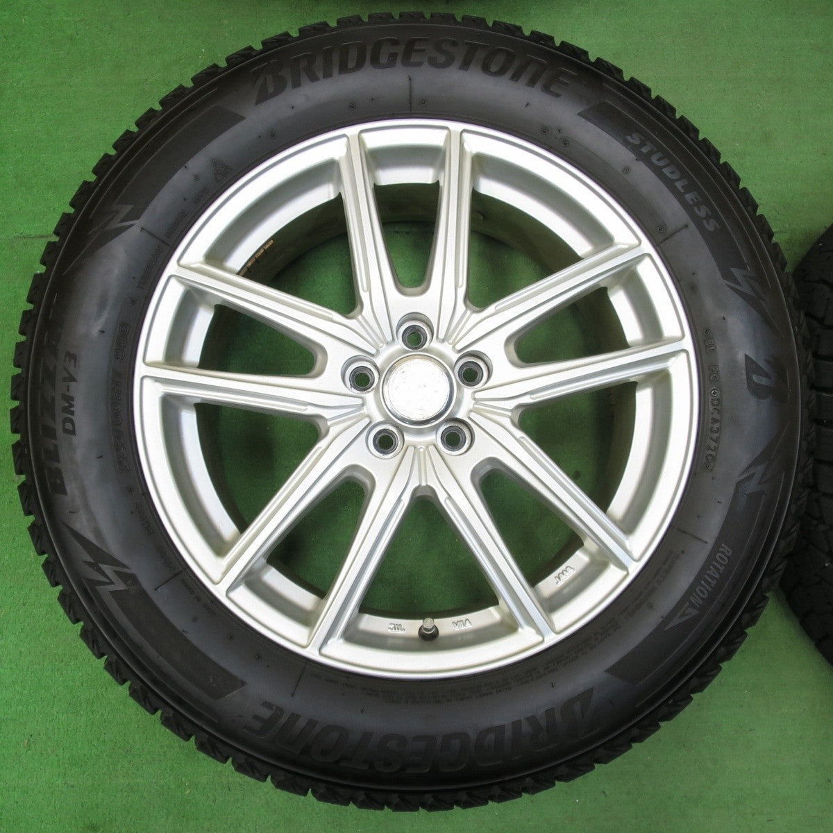 バリ溝！20年！キレイ！9分★XV等 225/60R17 スタッドレス ブリヂストン ブリザック DM-V3 ECO FORME エコフォルム 17インチ PCD100/5H★4112605イス