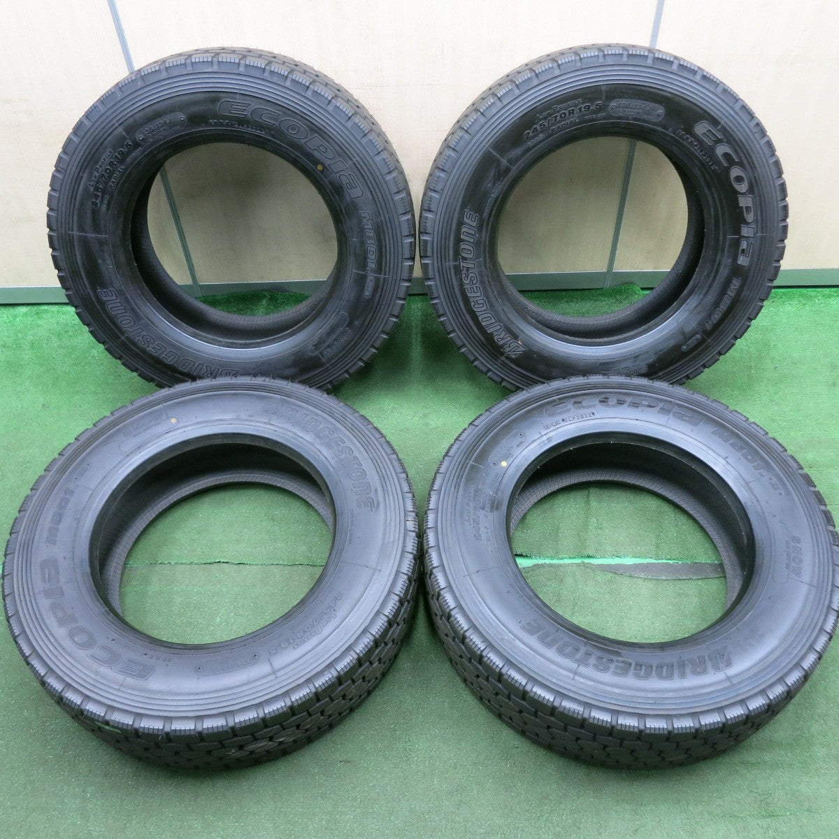 *送料無料* 新車外し！22年！ほぼ未使用★トラック タイヤ 245/70R19.5 136/134J ブリヂストン エコピア M801Ⅱ ミックス 19.5インチ★4071002HAノタ
