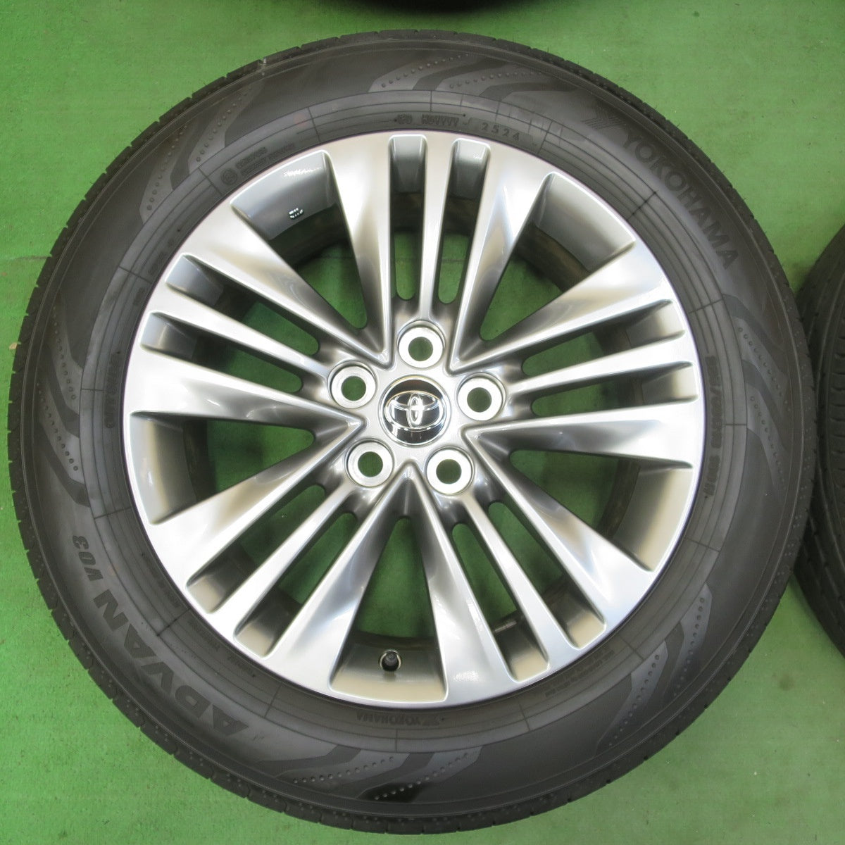 新車外し！24年★トヨタ 40系 アルファード 純正 225/60R18 ヨコハマ アドバン V03 18インチ PCD120/5H★5042306イノ