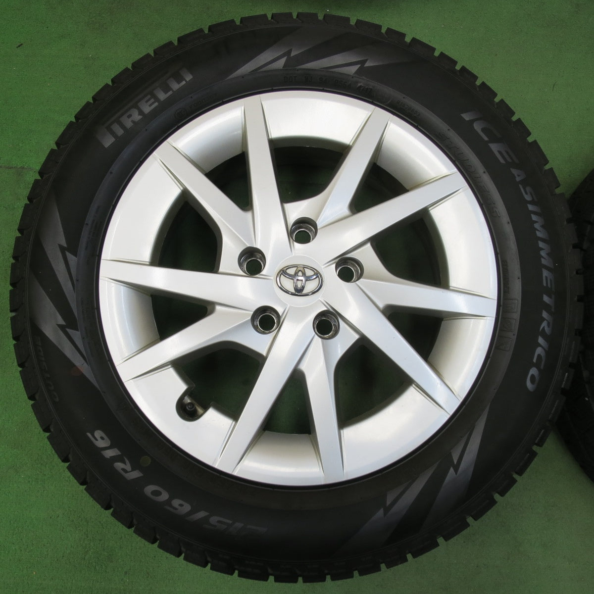 [送料無料] バリ溝！キレイ！9.5分★トヨタ プリウスα 純正 215/60R16 スタッドレス ピレリ アイスアシンメトリコ 16インチ PCD114.3/5H★5021502イス