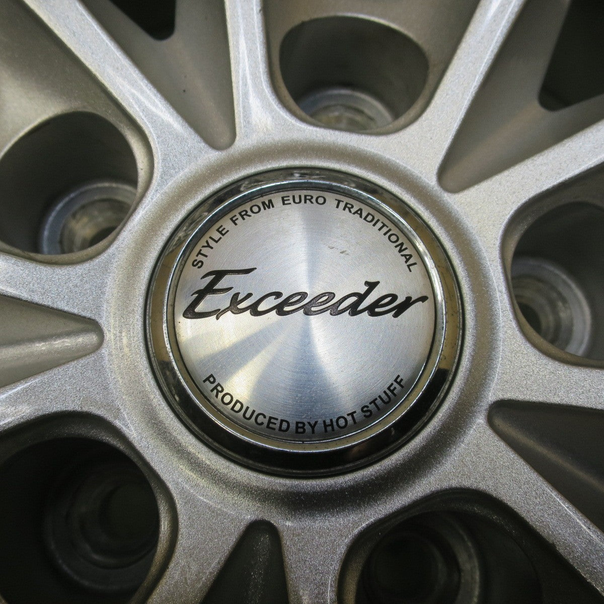 バリ溝！23年！キレイ！ほぼ10分◎スタッドレス 225/55R17 ダンロップ ウインターマックス WM02 Exceeder エクシーダー 17インチ PCD114.3/5H◎6091901イス