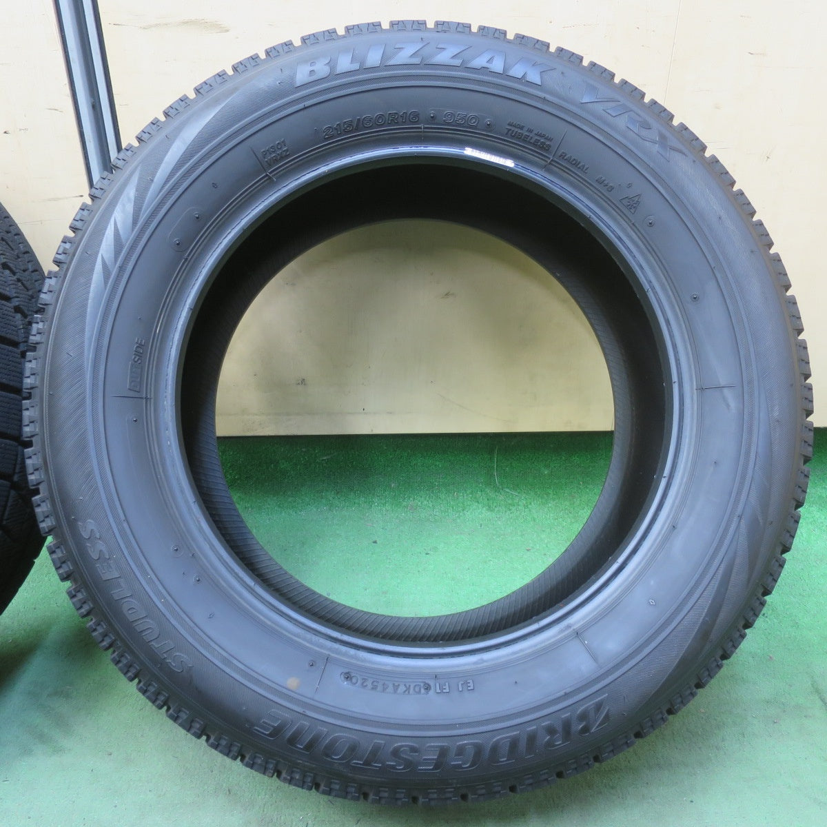 バリ溝！9.5分★スタッドレス 215/60R16 ブリヂストン ブリザック VRX タイヤ 16インチ ヴェゼル フォレスター CX-3 オデッセイ 等★6060401イスタ