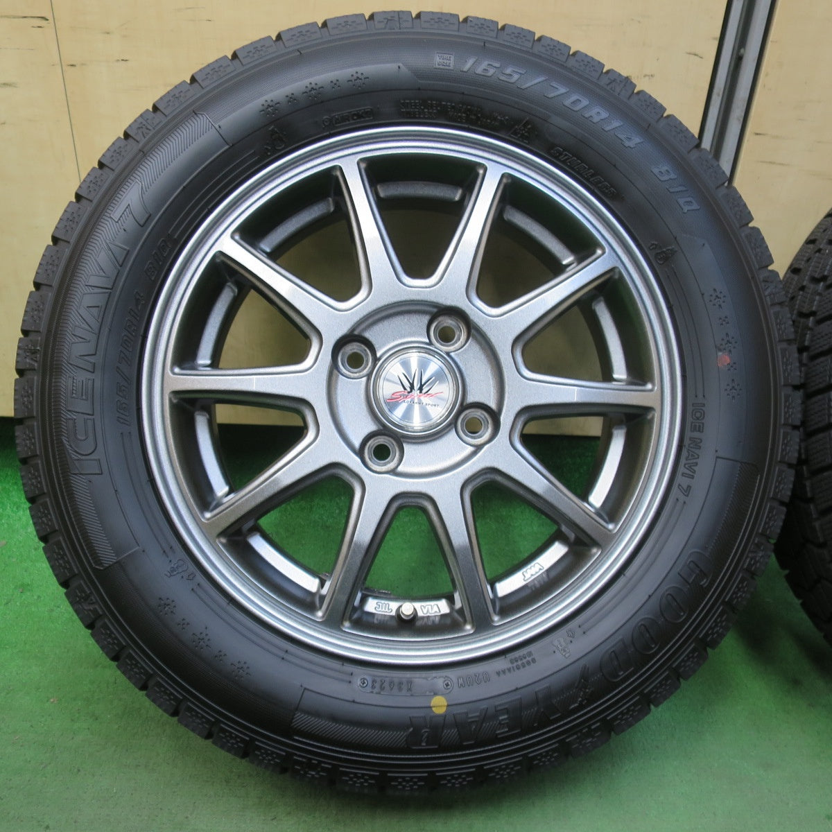 バリ溝！23年！キレイ！9分★LOXARNY  SPORT 165/70R14 スタッドレス グッドイヤー アイスナビ7 14インチ ロクサーニ スポーツ ハスラー ソリオ 等 PCD100/4H★5103101イス