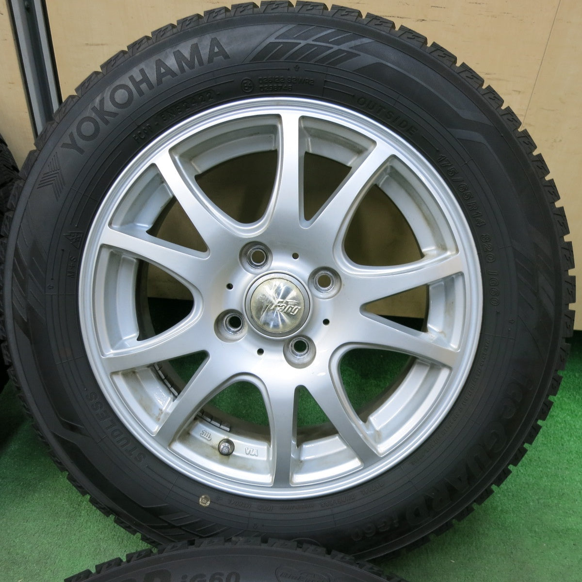 送料無料] バリ溝！22年！9.5分以上☆スタッドレス 175/65R14