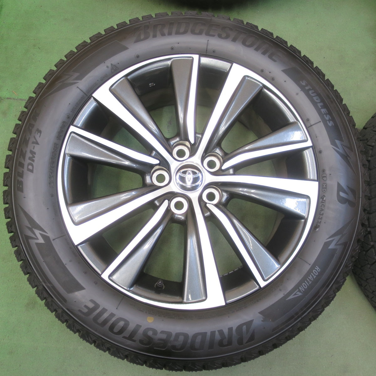 バリ溝！25年！キレイ！ほぼ10分◎トヨタ 80系 ハリアー Gグレード 純正 225/60R18 スタッドレス ブリヂストン ブリザック DM-V3 18インチ PCD114.3/5H◎6082404イス