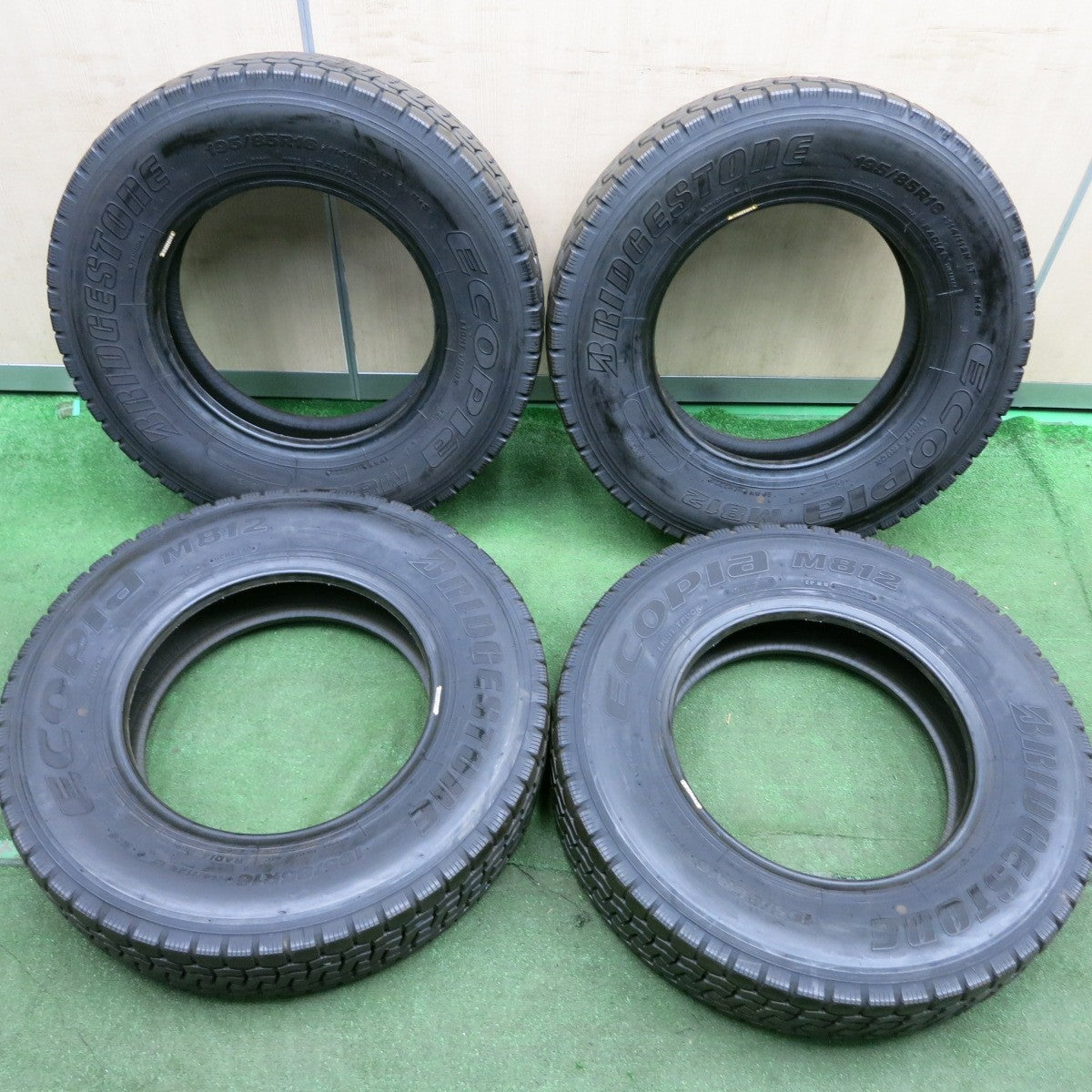 *送料無料* バリ溝！20年！8.5分★トラック タイヤ 195/85R16 114/112N ブリヂストン エコピア M812 ミックス オールシーズン 16インチ★4071402HAノタ