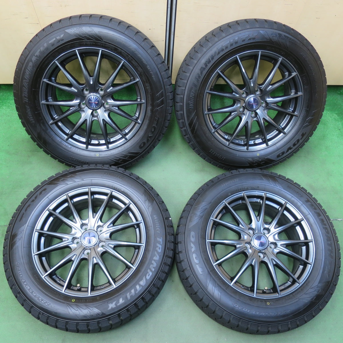 ほぼ未使用！24年！キレイ★スタッドレス 225/65R17 トーヨー ウインター トランパス TX VELVA SPORTZ ヴェルヴァ 17インチ PCD114.3/5H★5103014イス