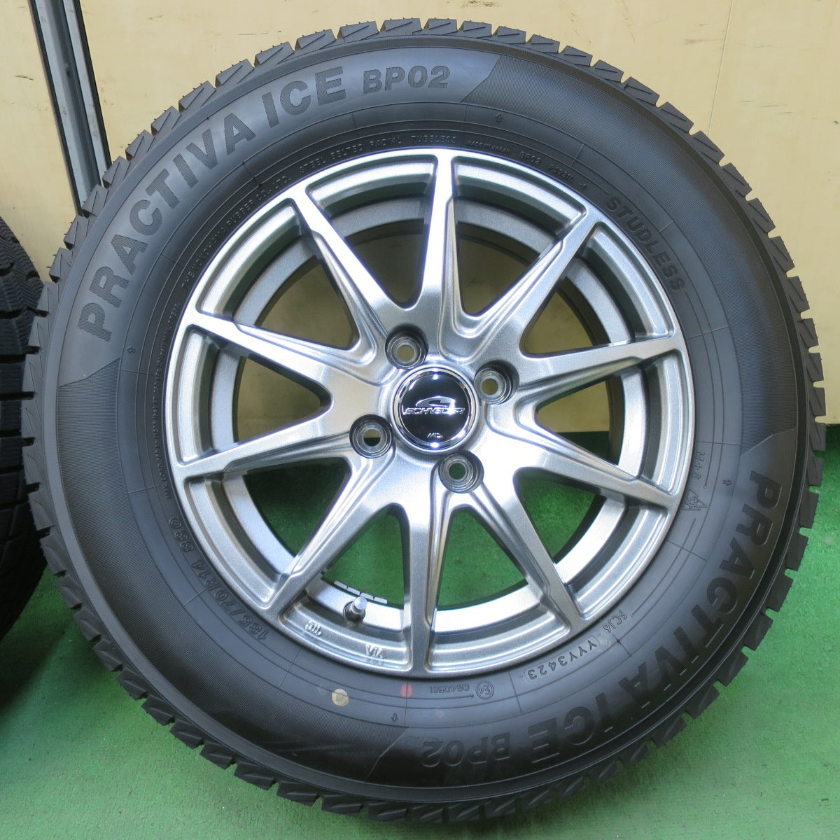 バリ溝！23年！キレイ！ほぼ10分★スタッドレス 185/70R14 プラクティバ アイス BP02 ヨコハマ製 SCHNEIDER MiD シュナイダー 14インチ PCD100/4H★5092009イス