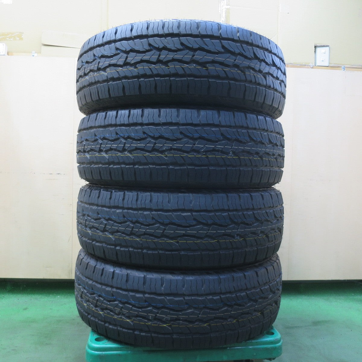 新車外し！25年★235/60R18 ダンロップ グラントレック AT5 タイヤ 18インチ レクサス RX NX ハリアー RAV4 CX-5 等★6033006イノタ