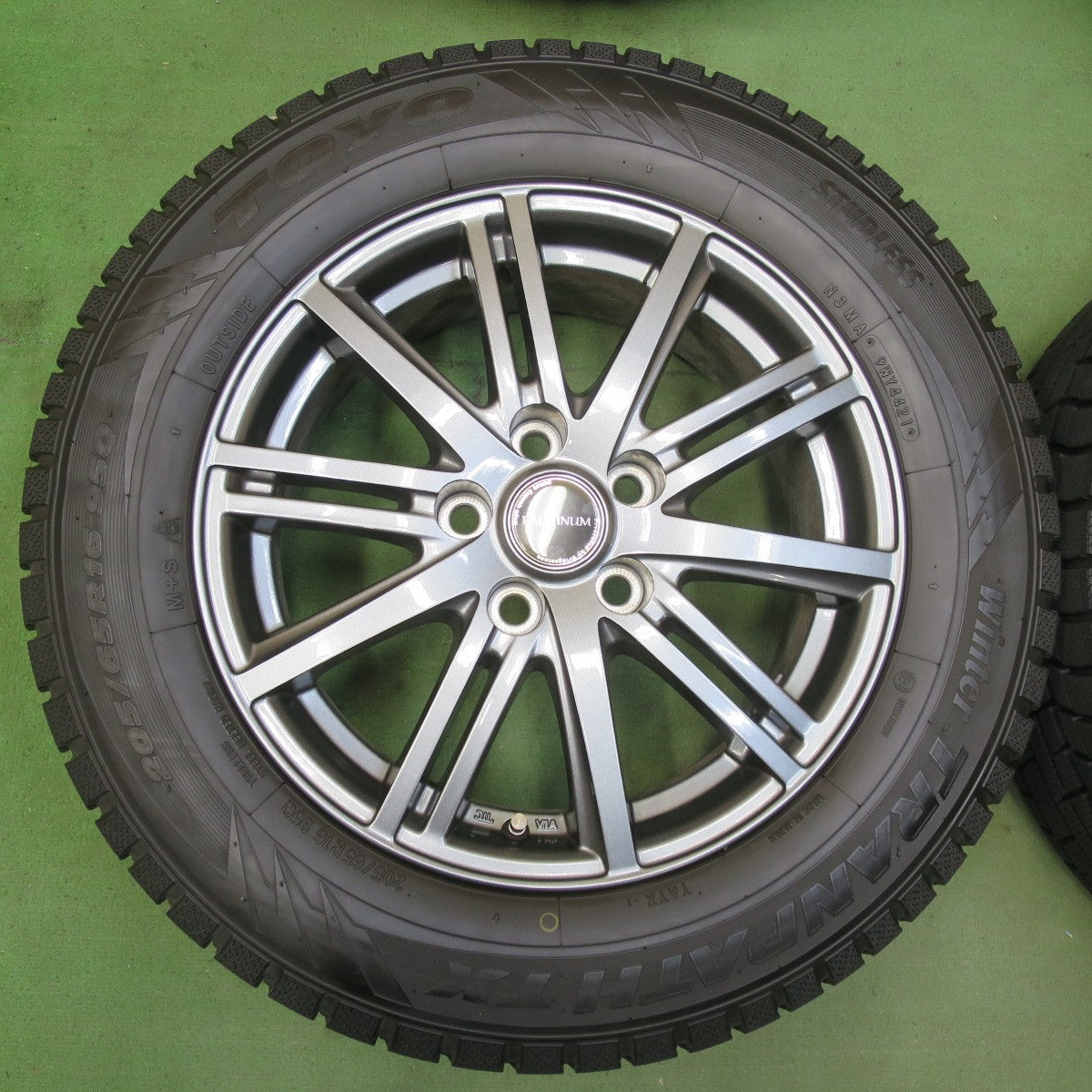 バリ溝！21年！キレイ！9.5分★スタッドレス 205/65R16 トーヨー ウインター トランパス TX BALMINUM バルミナ 16インチ PCD114.3/5H★5103102イス