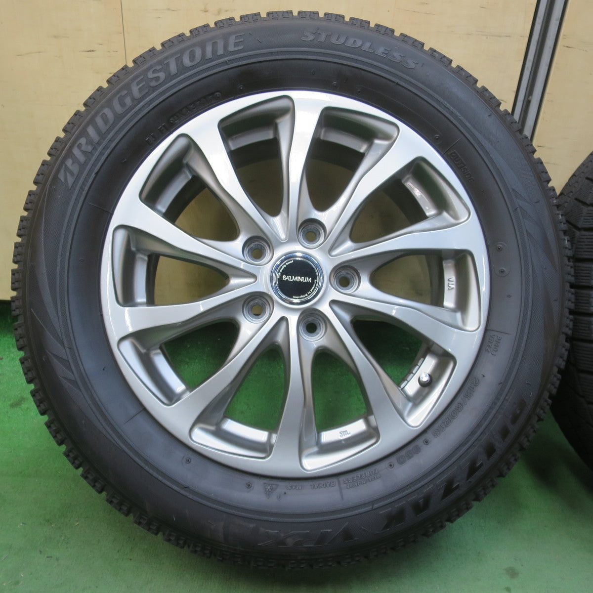 キレイ★スタッドレス 215/60R16 ブリヂストン ブリザック VRX BALMINUM TR10 バルミナ 16インチ PCD114.3/5H★6013101イス