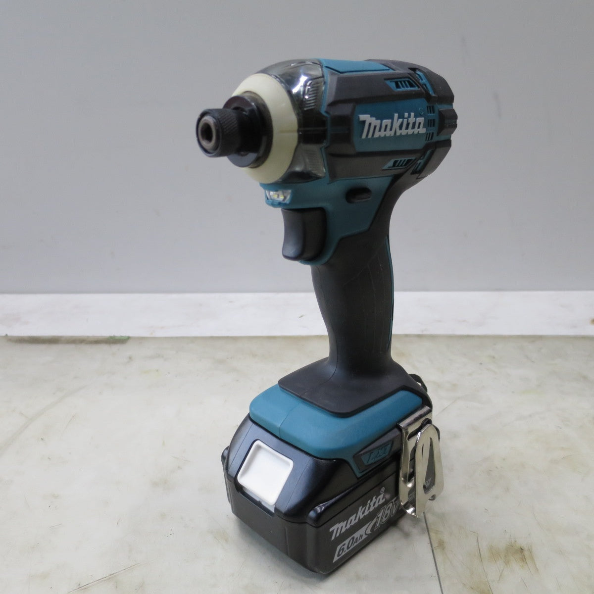 [送料無料] 美品！バッテリー2個付き◆マキタ 充電式 インパクト ドライバ TD149D 充電器 電動 工具 18V makita◆