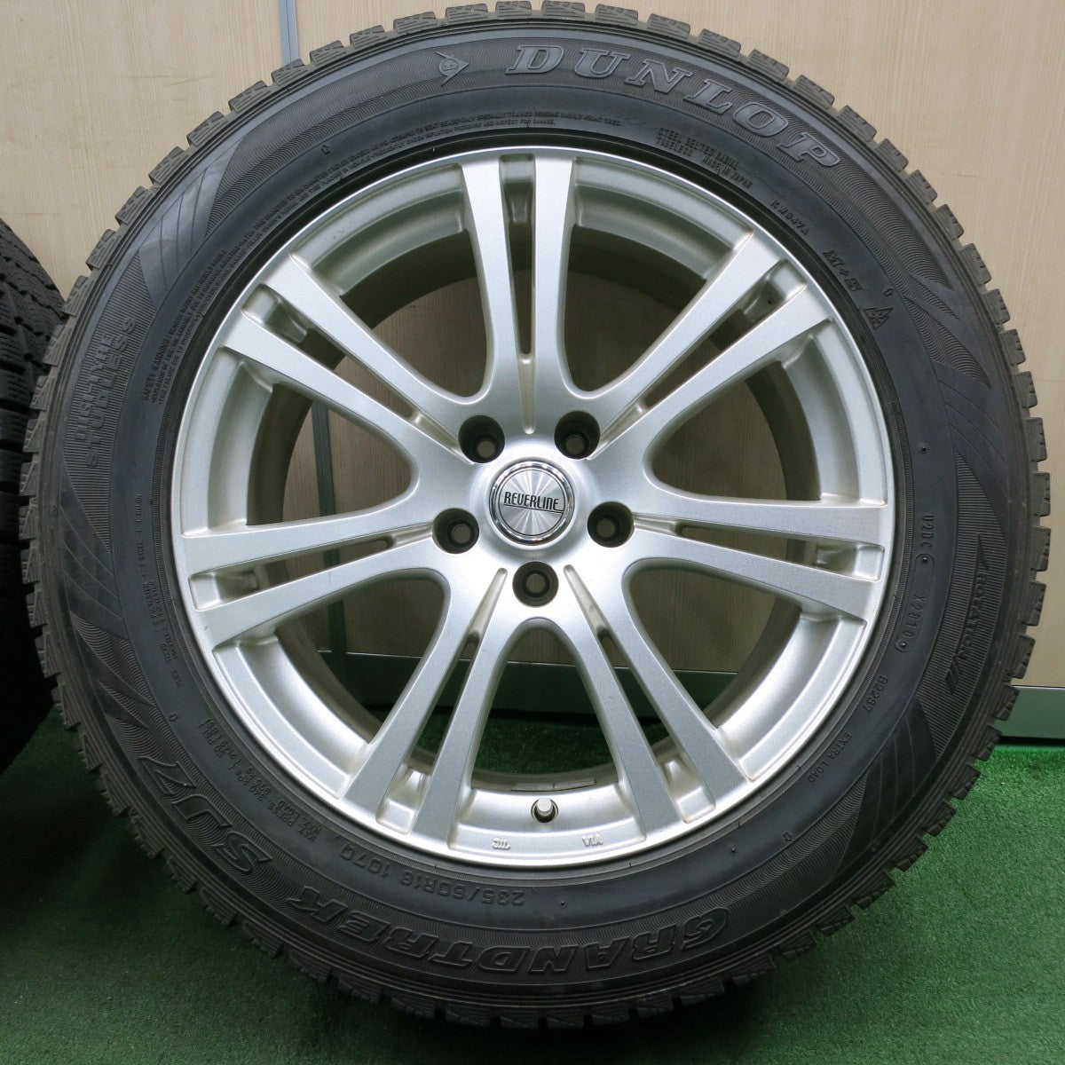 *送料無料* バリ溝！キレイ！9.5分★REVERLINE 235/60R18 スタッドレス ダンロップ グラントレック SJ7 リバーライン 18インチ PCD114.3/5H★4062503NJス