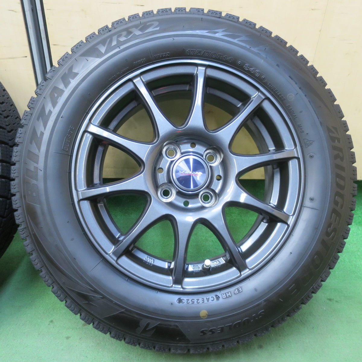 バリ溝！23年！キレイ！9.5分★スタッドレス 175/70R14 ブリヂストン ブリザック VRX2 VELVA CHARGE ヴェルヴァ 14インチ PCD100/4H★5112811イス