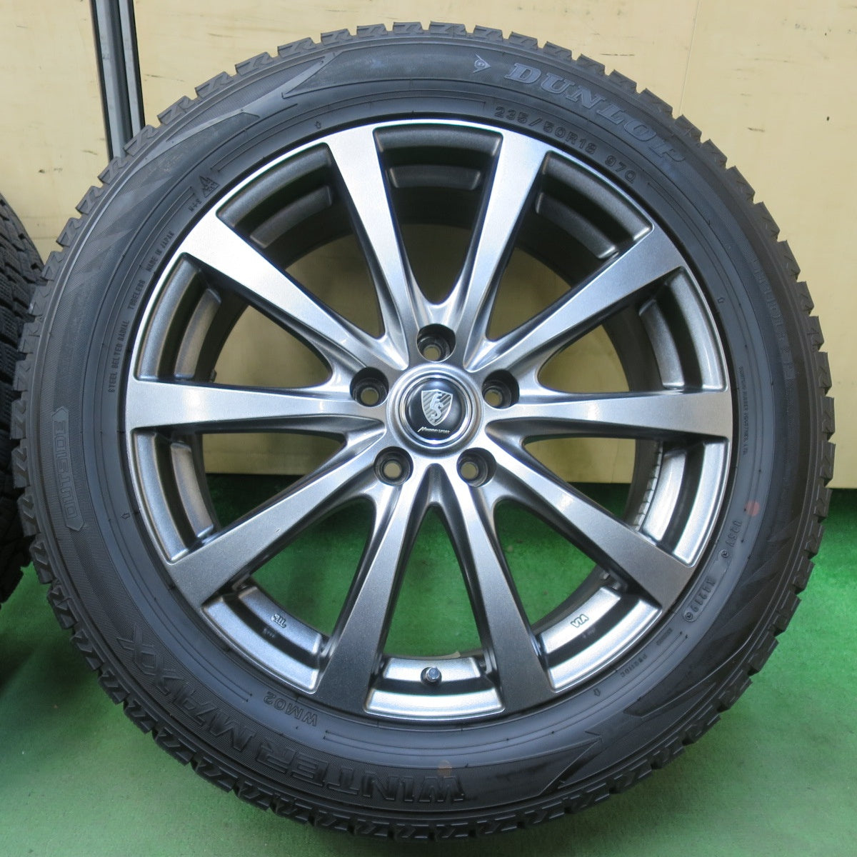 バリ溝！キレイ！9.5分★スタッドレス 235/50R18 ダンロップ ウインターマックス WM02 MANARAY SPORT マナレイ スポーツ 18インチ PCD114.3/5H★5110503イス