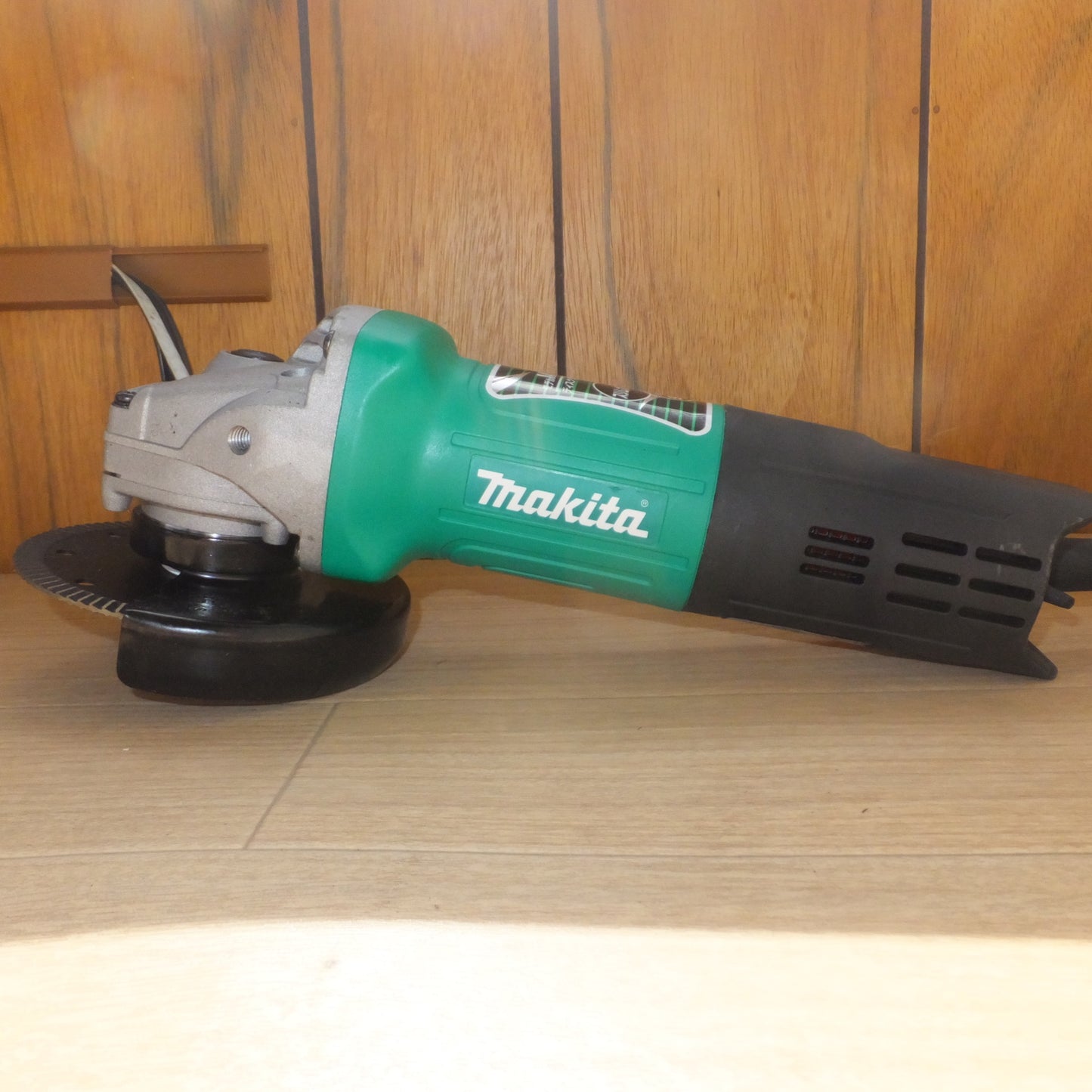 [送料無料] キレイ★マキタ makita 100mm ディスクグラインダ M965　100V～ 7.4A 50-60Hz 720W★