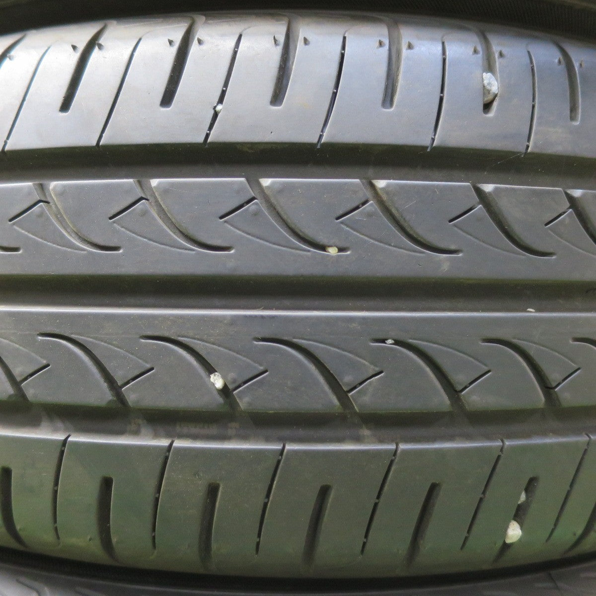 バリ溝！22年！ほぼ10分★195/65R15 ヨコハマ ブルーアース AE01F タイヤ 15インチ プリウス ノア ヴォクシー 等★5072202イノタ