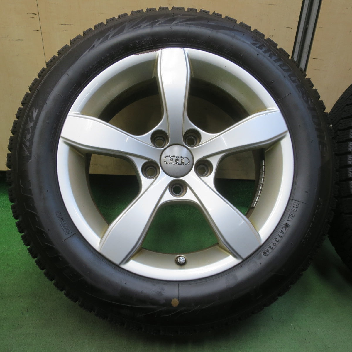 ほぼ未使用！24年★アウディ A1 8X 純正 185/60R15 スタッドレス ブリヂストン ブリザック VRX2 15インチ PCD100/5H★6051302イス