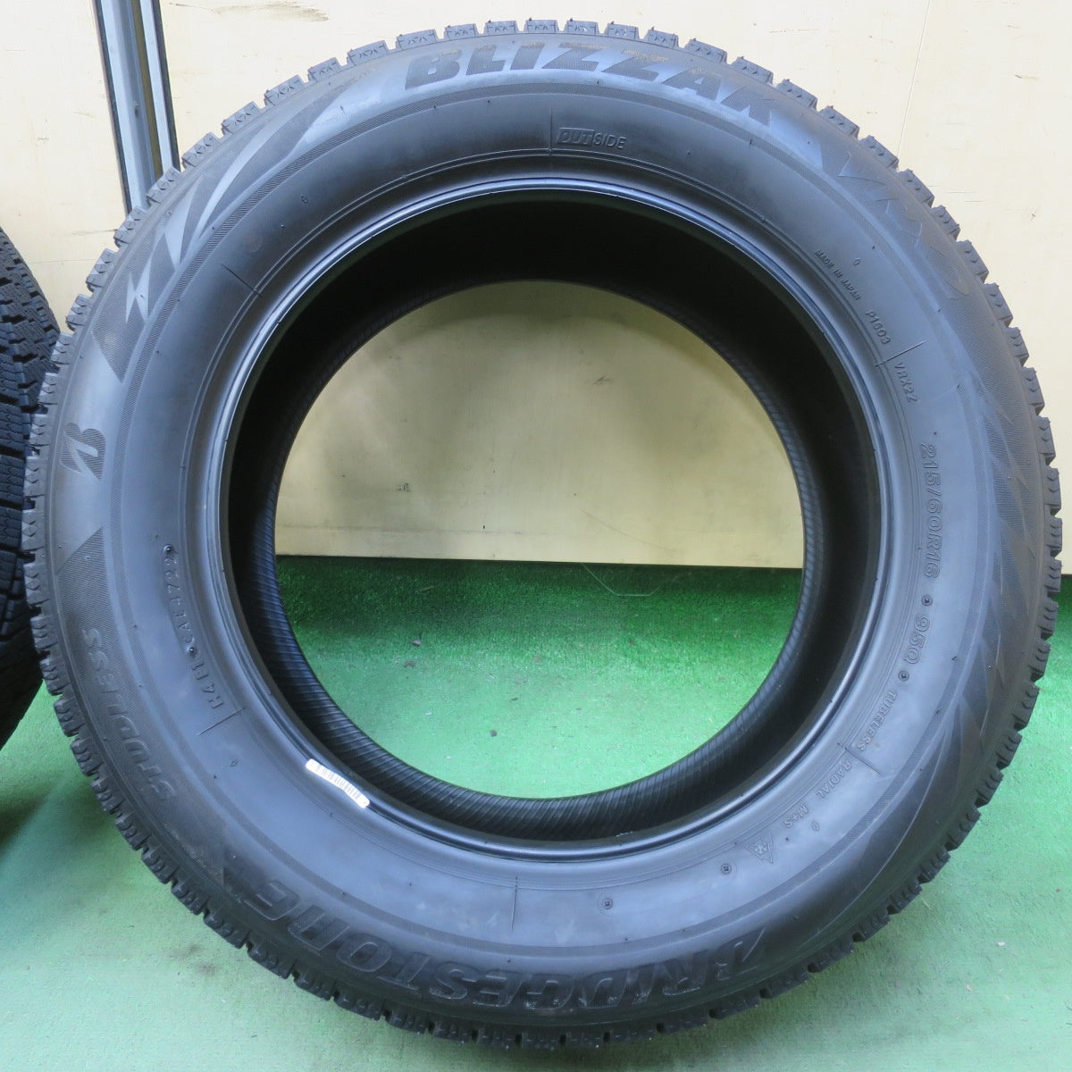 バリ溝！22年！ほぼ10分◎スタッドレス 215/60R16 ブリヂストン ブリザック VRX2 タイヤ 16インチ エスティマ マークX カムリ WR-V オデッセイ ヴェゼル CX-3 MPV 等◎6090406イス