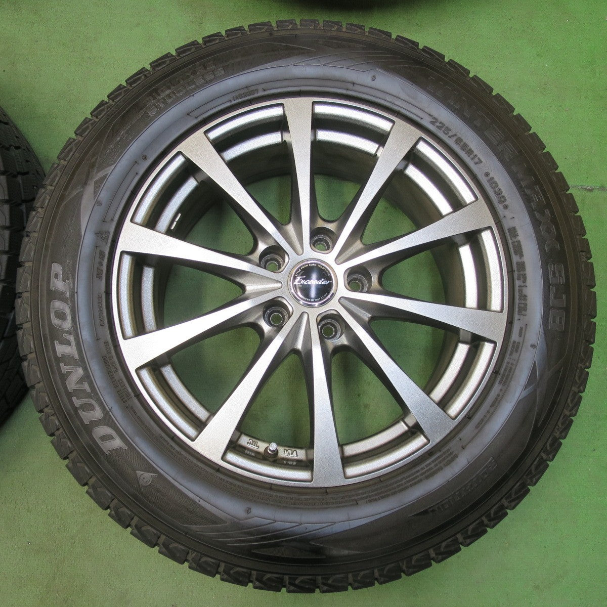 バリ溝！キレイ！9分★スタッドレス 225/65R17 ダンロップ ウインターマックス SJ8 Exceeder エクシーダー 17インチ PCD114.3/5H★5122710イス