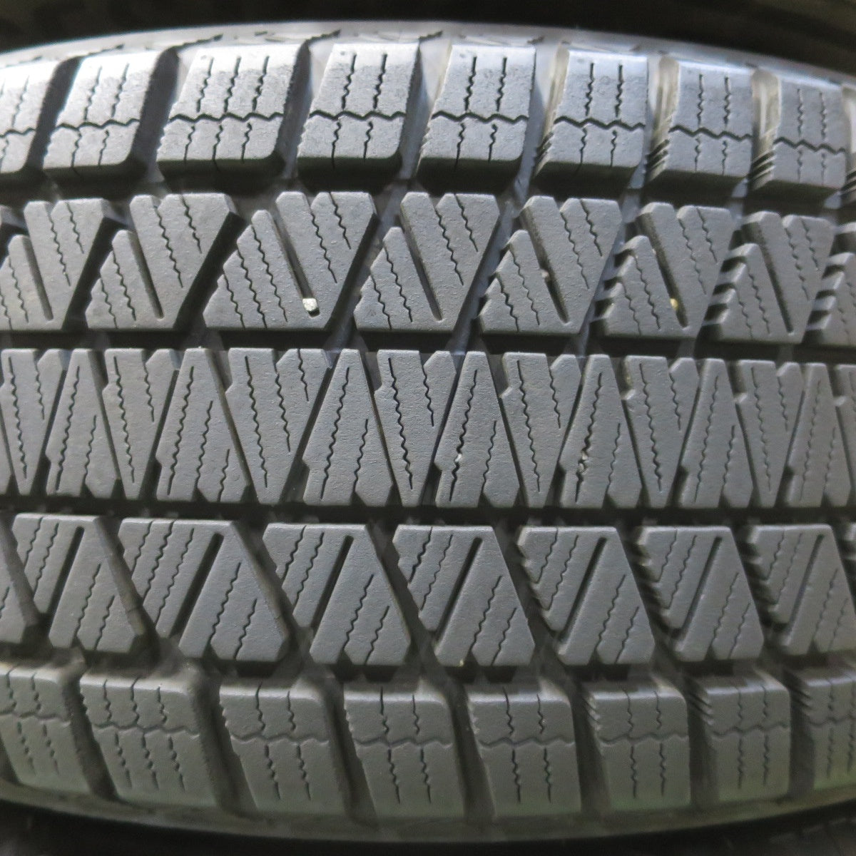 バリ溝！キレイ！9.5分★スタッドレス 225/60R18 ブリヂストン ブリザック DM-V3 F-Direction WF10 Fディレクション 18インチ PCD114.3/5H★6042307イス