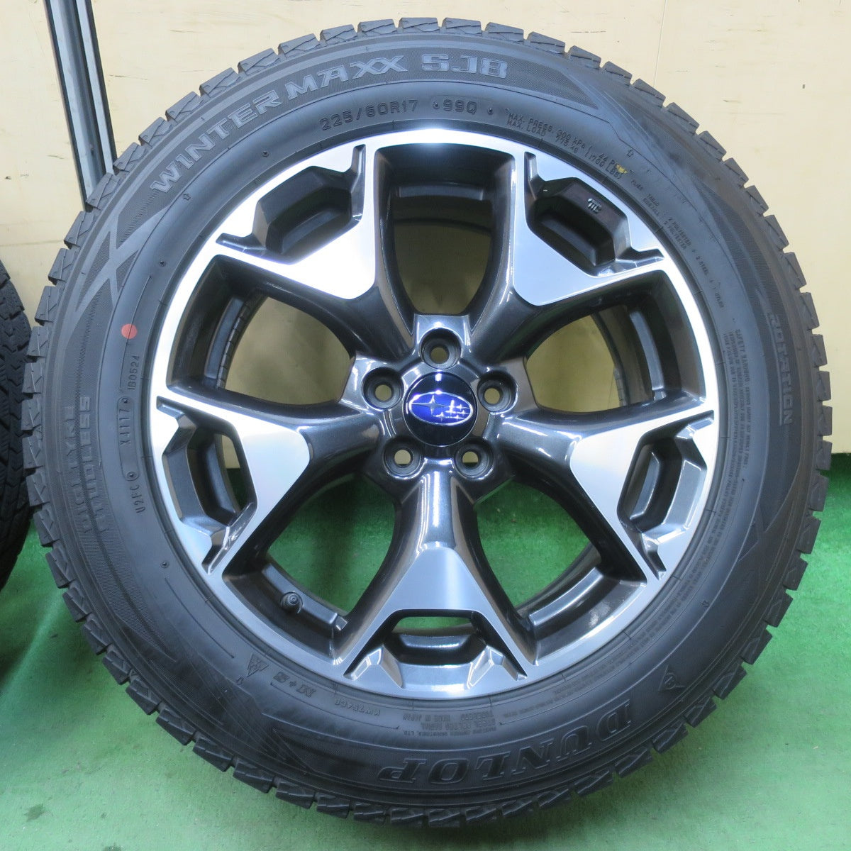バリ溝！キレイ！9分★スバル XV フォレスター 等 純正 225/60R17 スタッドレス ダンロップ ウインターマックス SJ8 17インチ PCD100/5H★5122601イス