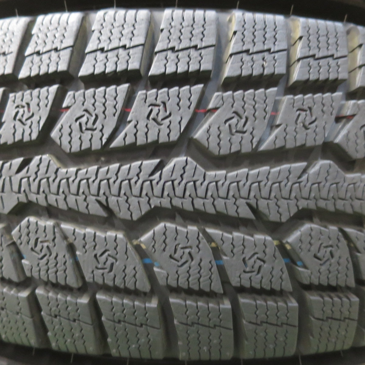 超バリ溝！24年！キレイ！9.5分以上★スタッドレス 215/70R16 トーヨー オブザーブ GSi-6 LS SHAKEDOWN VS シェイクダウン 16インチ PCD114.3/5H★6030302イス