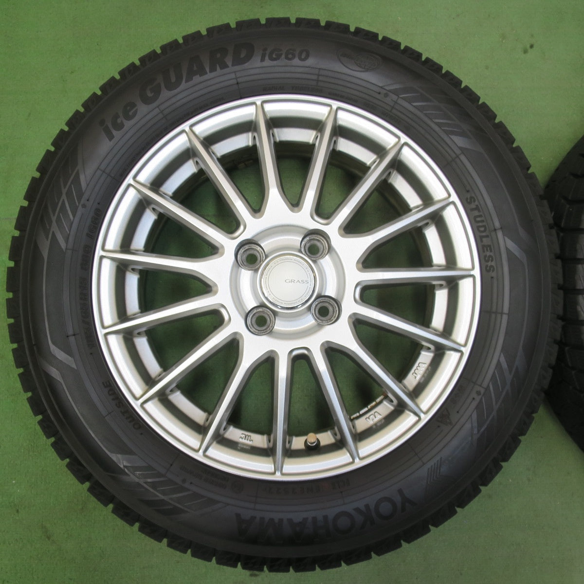 バリ溝！22年！キレイ！9.5分★スタッドレス 185/65R15 ヨコハマ アイスガード iG60 GRASS グラス 15インチ PCD100/4H★5112909イス