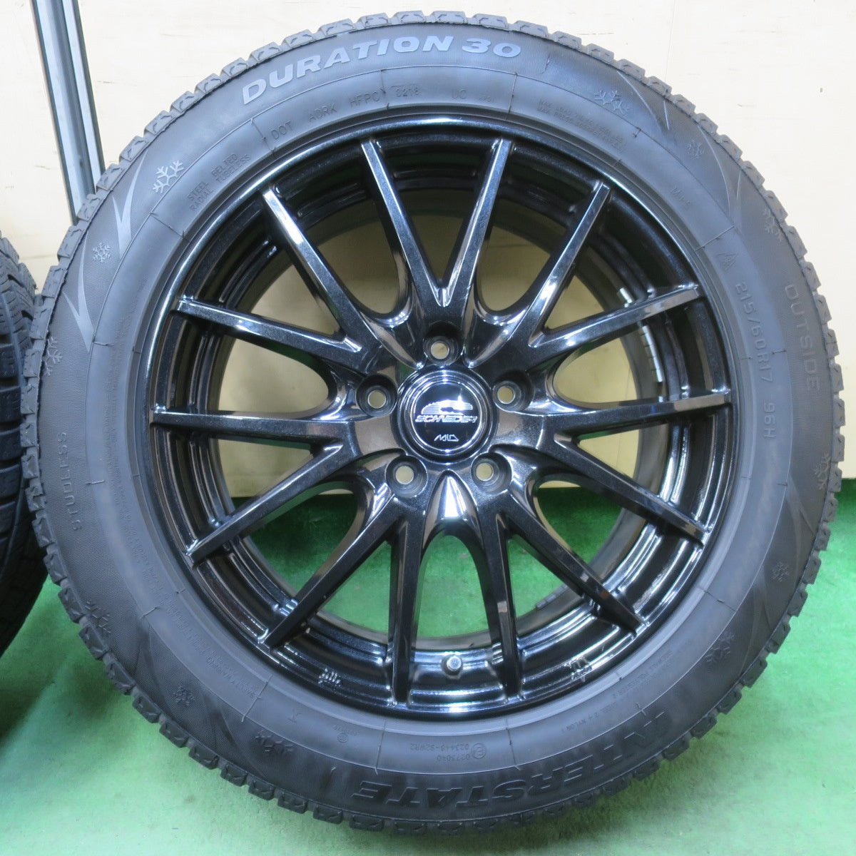 バリ溝！8.5分★スタッドレス 215/60R17 インターステート DURATION 30 SCHNEIDER MiD シュナイダー 17インチ PCD114.3/5H★5122214イス