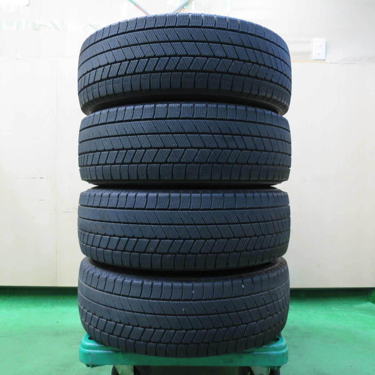 *送料無料* バリ溝！22年！9分★スタッドレス 215/65R16 ブリヂストン ブリザック VRX3 REVERLINE リバーライン 16インチ PCD114.3/5H★4060805イス