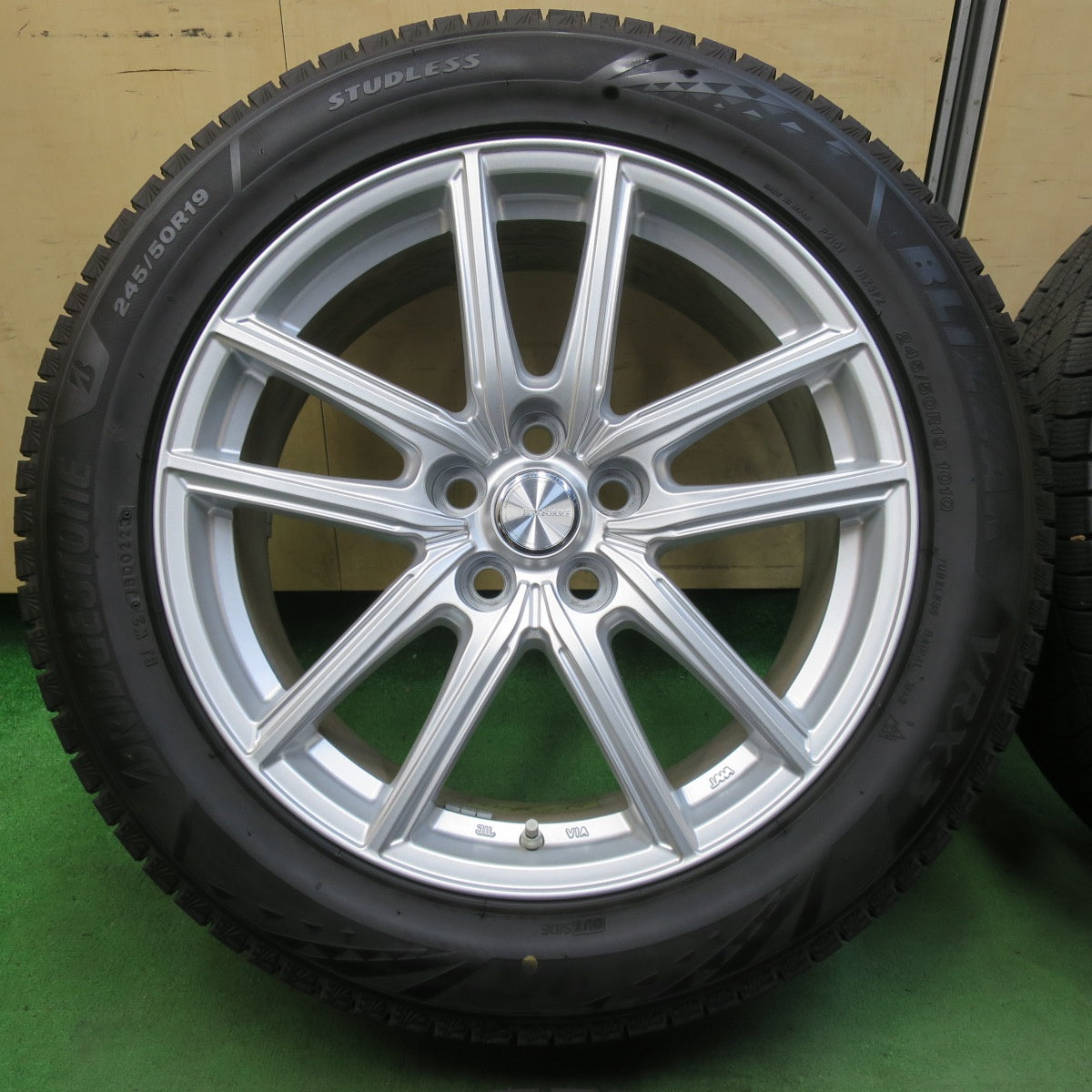 [送料無料] センサー付！バリ溝！23年！キレイ！9.5分以上★レクサス LS 等 245/50R19 スタッドレス ブリヂストン ブリザック VRX3 ECO FORME エコフォルム 19インチ PCD120/5H★5040601IMス