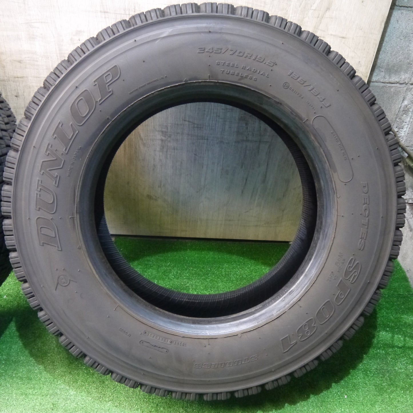 バリ溝！25年！8.5分！2本★トラック タイヤ 245/70R19.5 136/134J スタッドレス ダンロップ デクテス SP081 DECTES 19.5インチ★6052204KKスタ