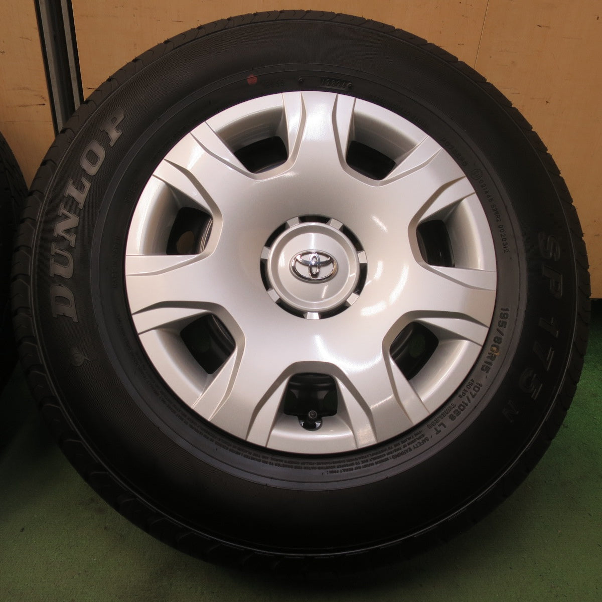 新車外し！24年◎トヨタ 200系 ハイエース 純正 スチール 195/80R15 107/105S ダンロップ SP175N 15インチ PCD139.7/6H◎6100609イノ