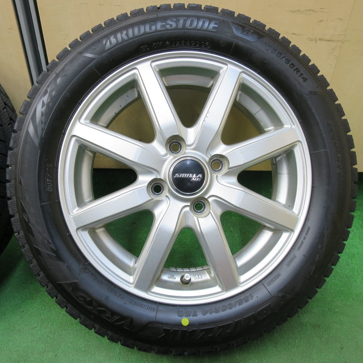 バリ溝！23年！キレイ！9.5分以上★スタッドレス 155/65R14 ブリヂストン ブリザック VRX3 SIBILLA ME シビラ 14インチ PCD100/4H★5010603イス