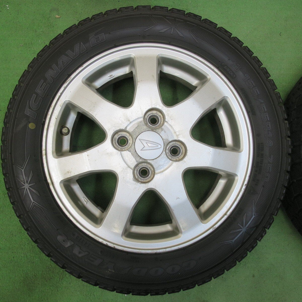 バリ溝！9.5分以上★ダイハツ ムーヴ 純正 155/65R14 スタッドレス グッドイヤー アイスナビ6 14インチ PCD100/4H★5033107イス