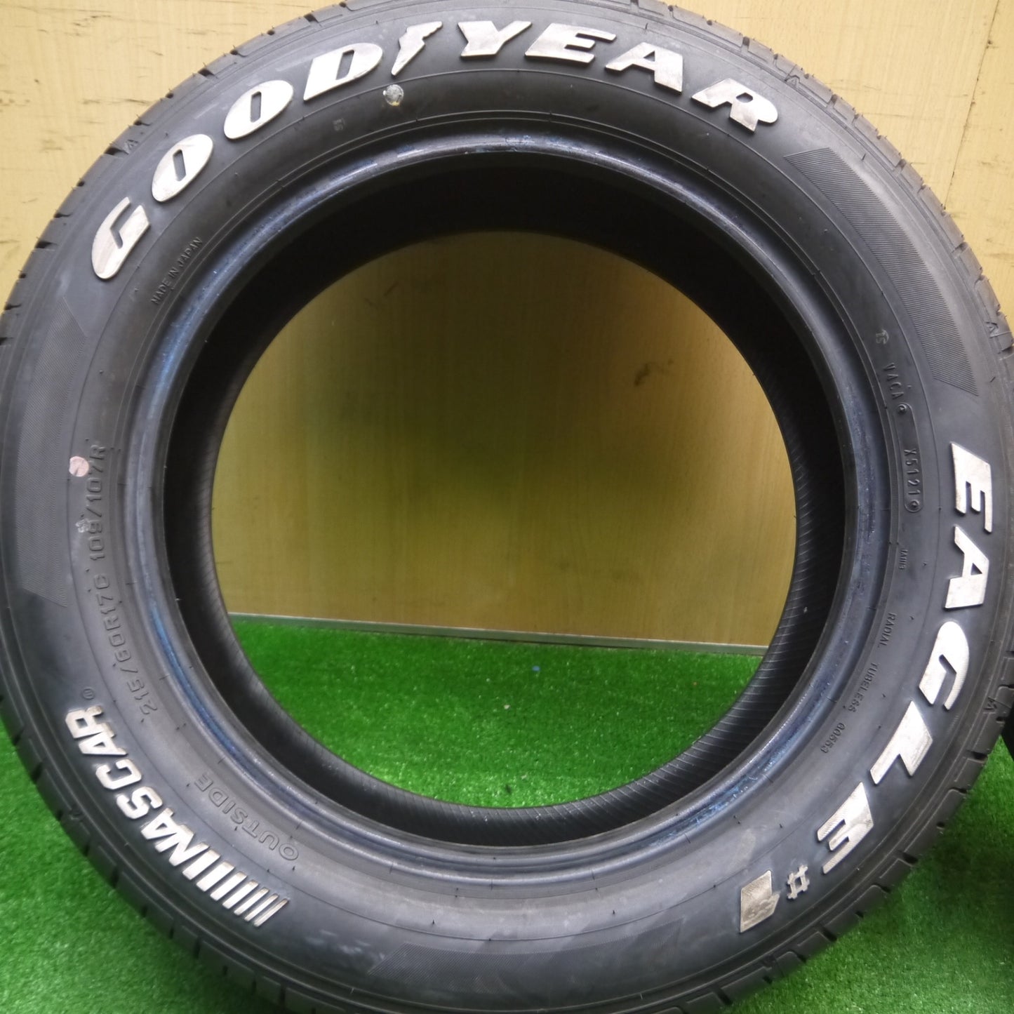 [送料無料] 新車外し！21年★215/60R17C 109/107R グッドイヤー イーグル #1 ナスカー ホワイトレター 17インチ ハイエース キャラバン等★4111503Hノタ
